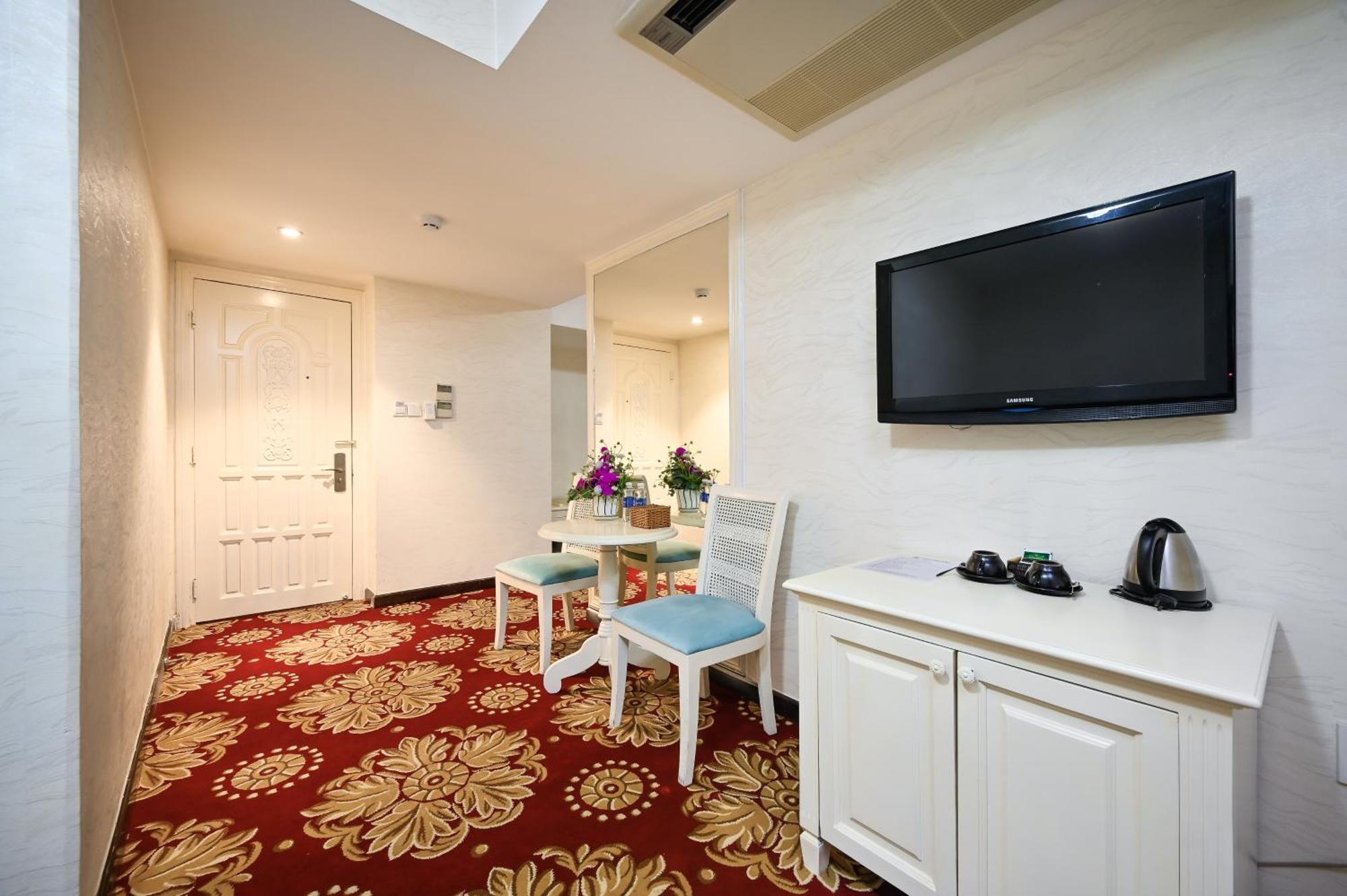 California Saigon Hotel & Rooftop Pool Ho Chi Minh City Exterior photo
