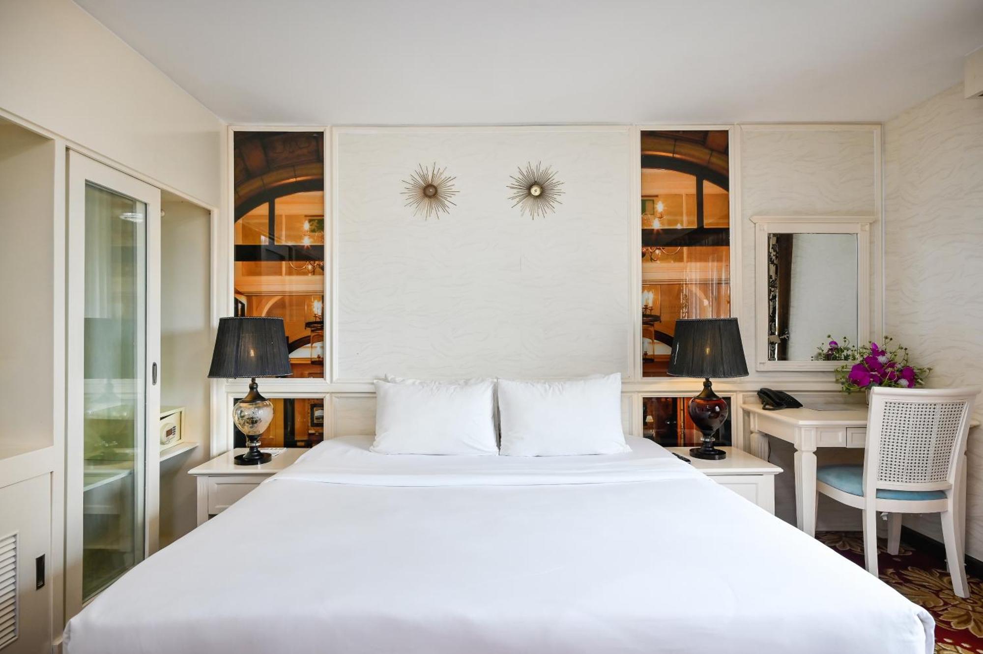 California Saigon Hotel & Rooftop Pool Ho Chi Minh City Exterior photo