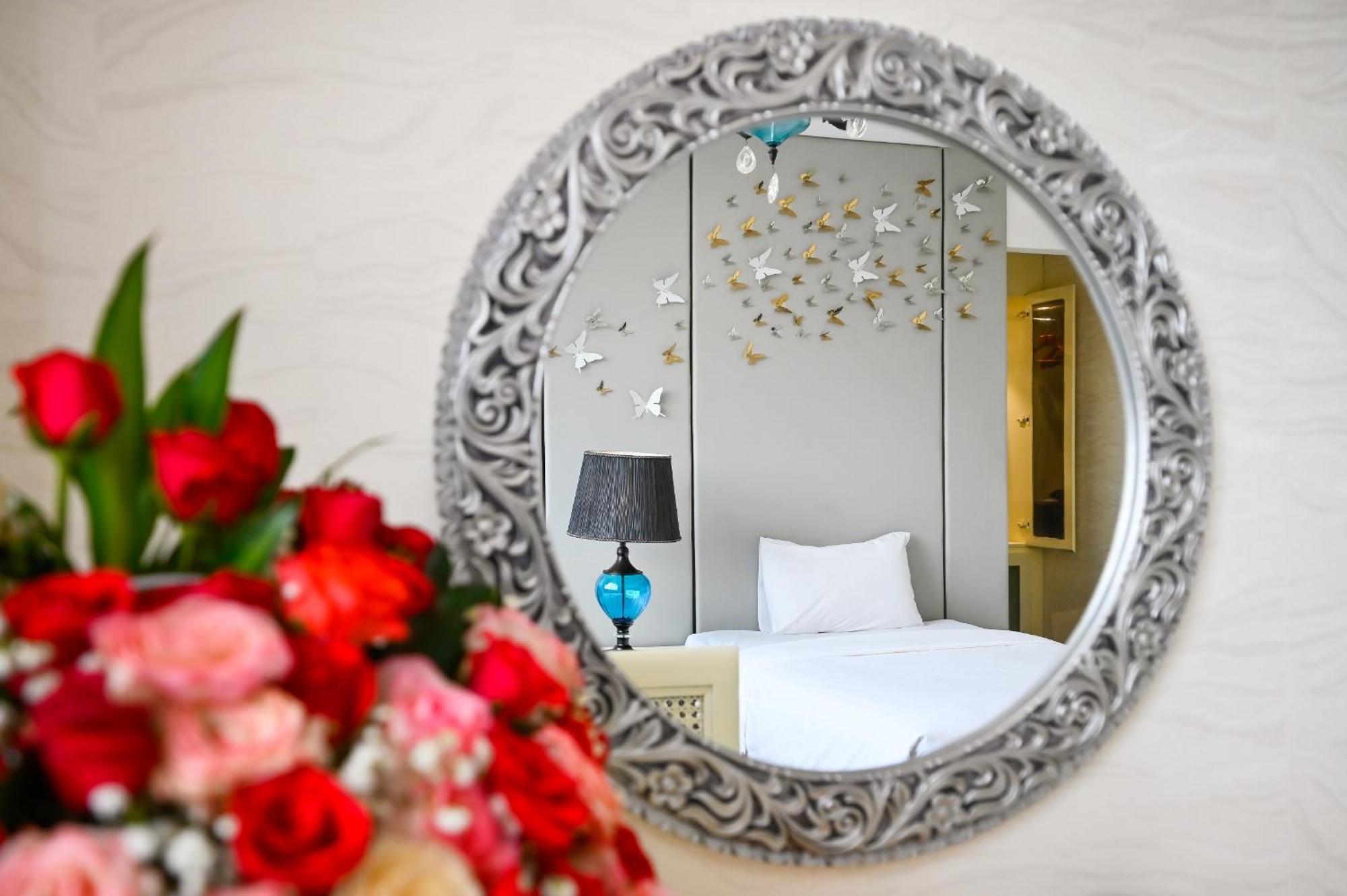 California Saigon Hotel & Rooftop Pool Ho Chi Minh City Exterior photo