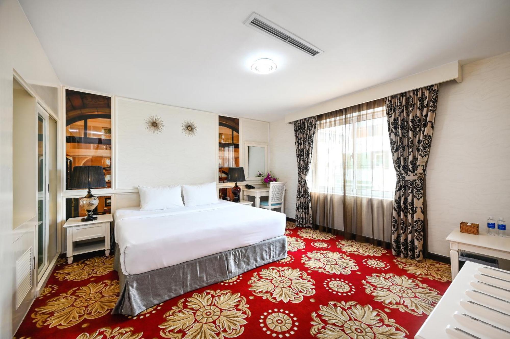 California Saigon Hotel & Rooftop Pool Ho Chi Minh City Exterior photo