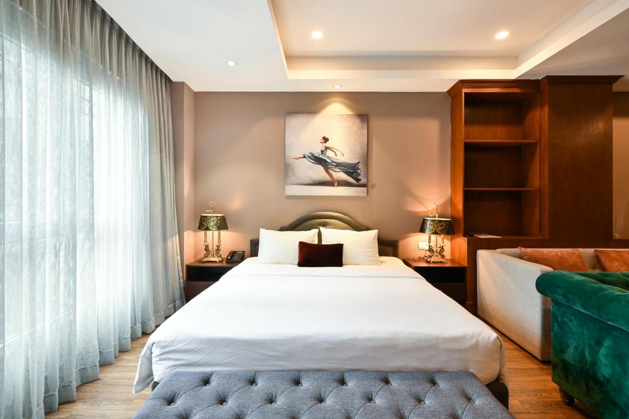 California Saigon Hotel & Rooftop Pool Ho Chi Minh City Exterior photo