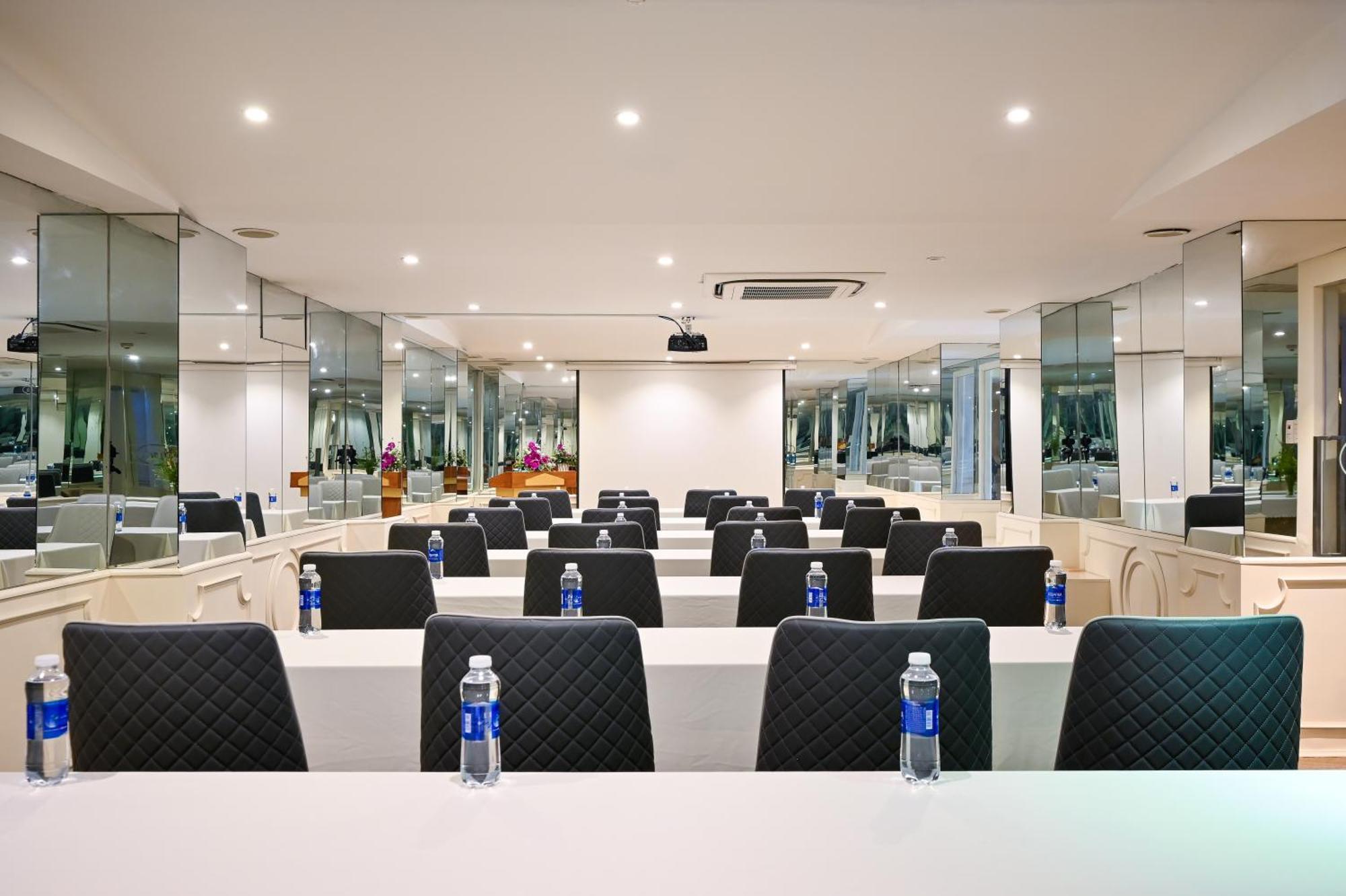 California Saigon Hotel & Rooftop Pool Ho Chi Minh City Exterior photo